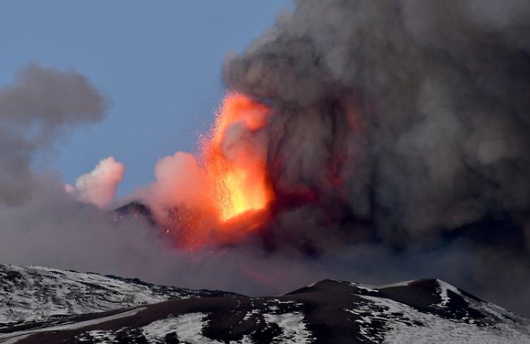 Etna: fontana di lava e cenere lavica da cratere di Sud-Est