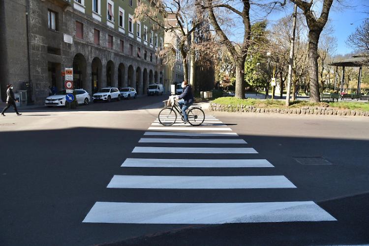 FOTO Segnaletica stradale, terminati i lavori in una città deserta