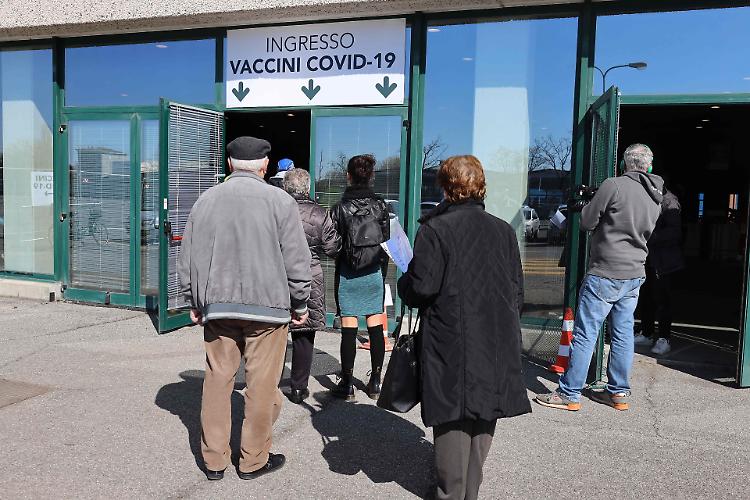 Caos vaccini, il portale delle Poste sostituir&agrave; Aria ma solo dopo Pasqua