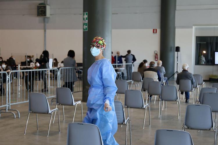 Poche dosi e passaggio da Aria a Poste: la campagna rallenta