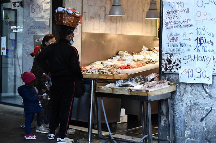 Istat: reddito famiglie in calo a fine 2020, giù i consumi