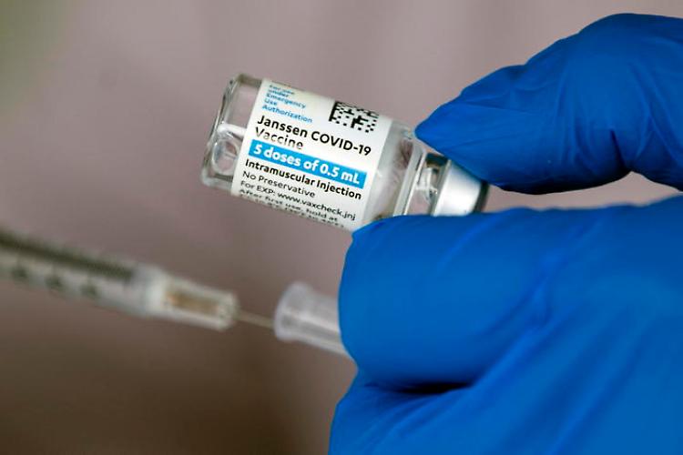 Ema: possibili legami tra il vaccino J&J ed eventi rari