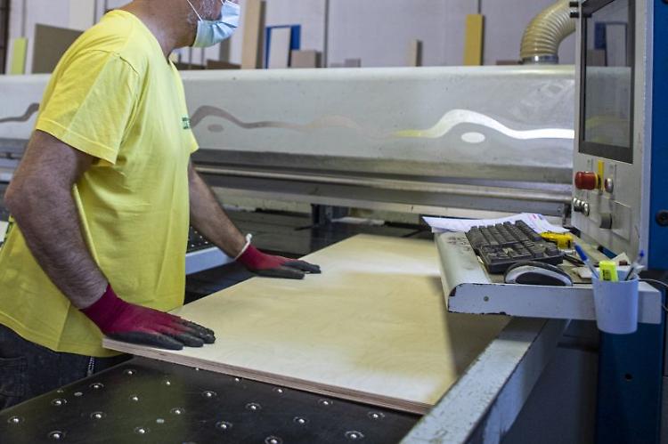 Inail, nel 2020 infortuni in calo ma crescono morti
