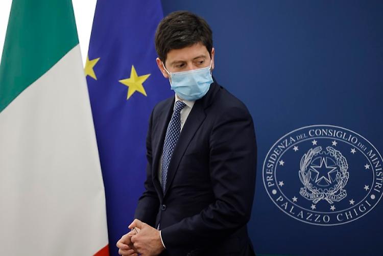 Speranza "Su obbligo vaccino valuteremo, sì alla terza dose"