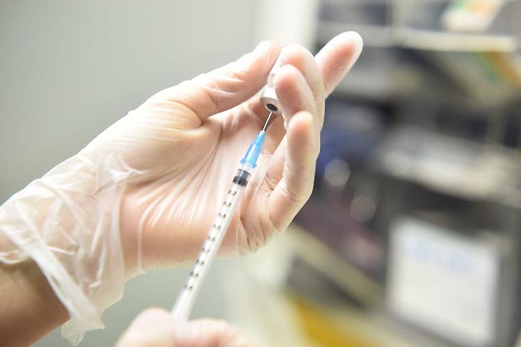 Vaccino, dall'Aifa via libera alla terza dose per i soggetti fragili