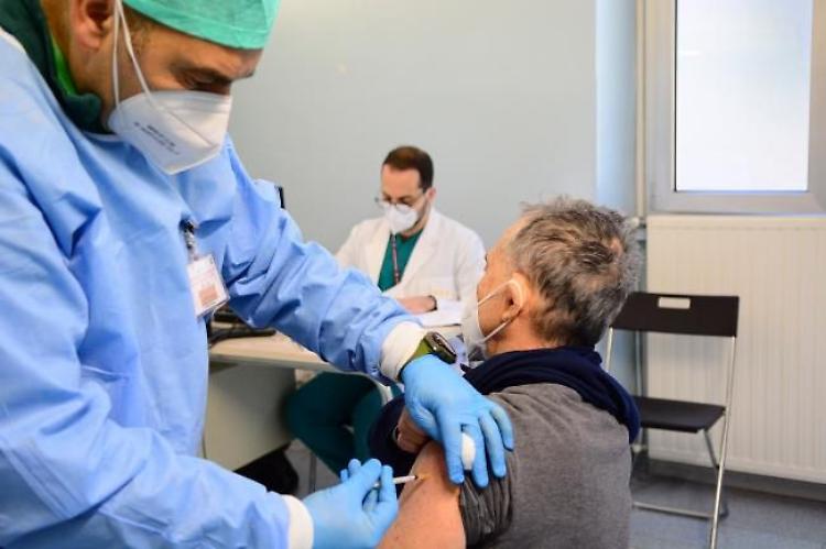 Vaccino, nell'ultima settimana oltre 4,5 milioni di somministrazioni