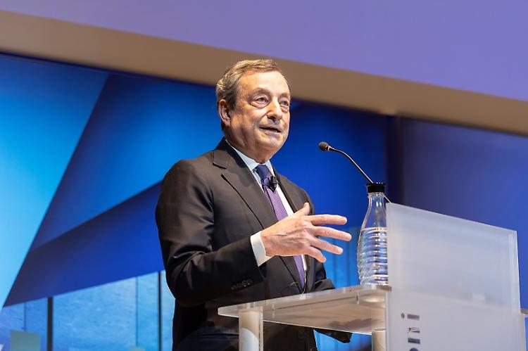 Draghi "Qui perchè lo chiedono italiani, va ricostruito patto fiducia"