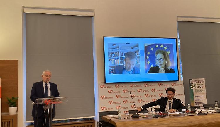 Assindatcolf, costo per badanti pu&ograve; arrivare a 30mila euro l'anno