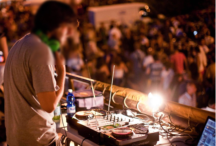 Estate senza balli, ma c'è chi fa il furbo: locale chiuso per 5 giorni