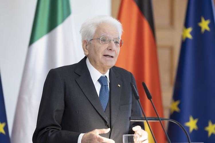 Lavoro, Mattarella "Assicurare sicurezza e dignit&agrave; ai giovani"