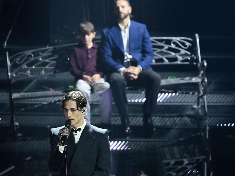 Sanremo, omaggio di Damiano a Dalla con "Felicita'". Borghi sul palco