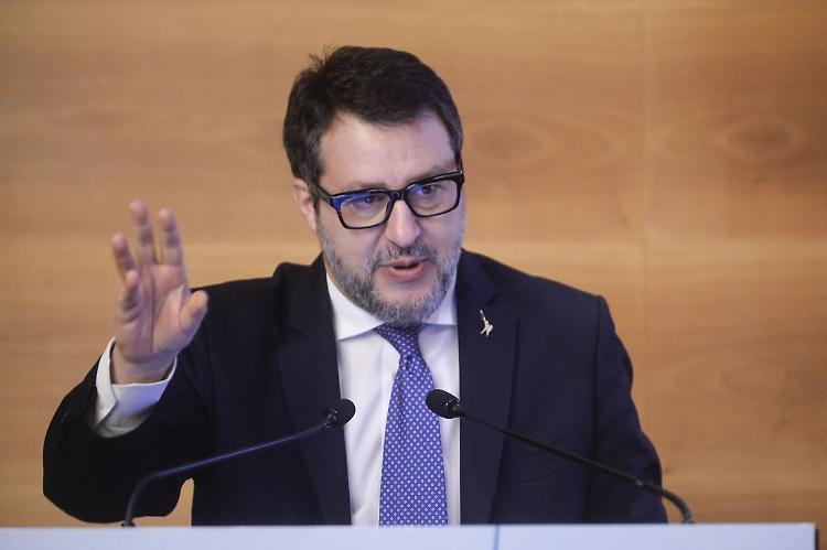 Salvini "USA e Russia parlano di pace e UE pensa alla guerra"