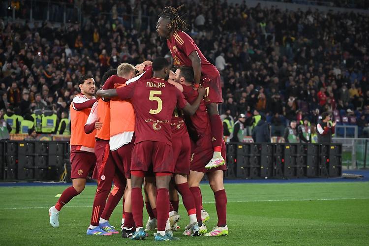 Basta Shomurodov, la Roma batte il Verona e rincorre l'Europa