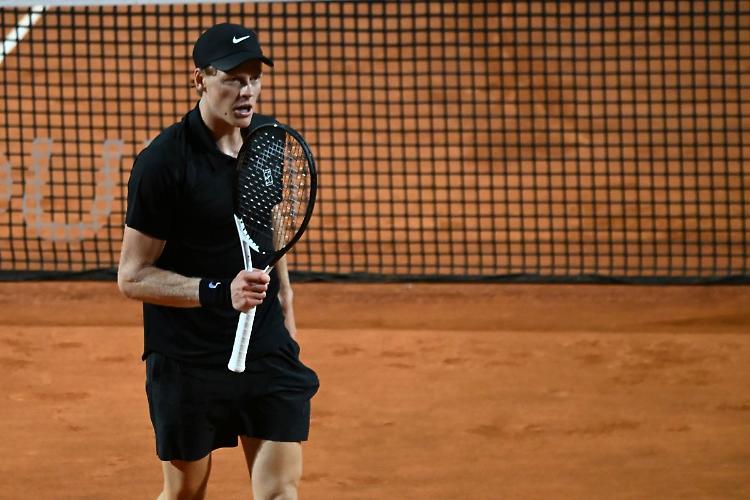 Sinner torna in campo, vittoria ed emozioni a Roma