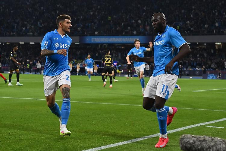 Il Napoli frena in testa, 2-2 col Genoa e l'Inter torna a -1