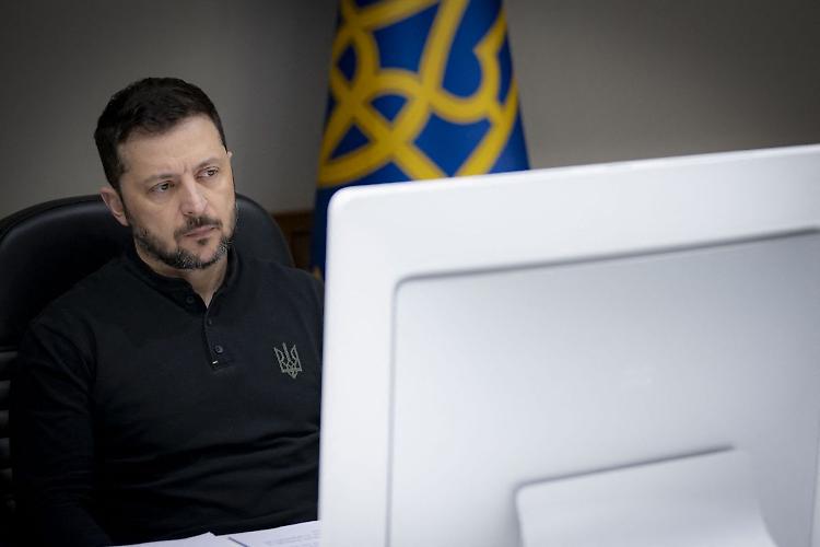 Telefonata Zelensky-Leone XIV, presidente ucraino invita papa a Kiev