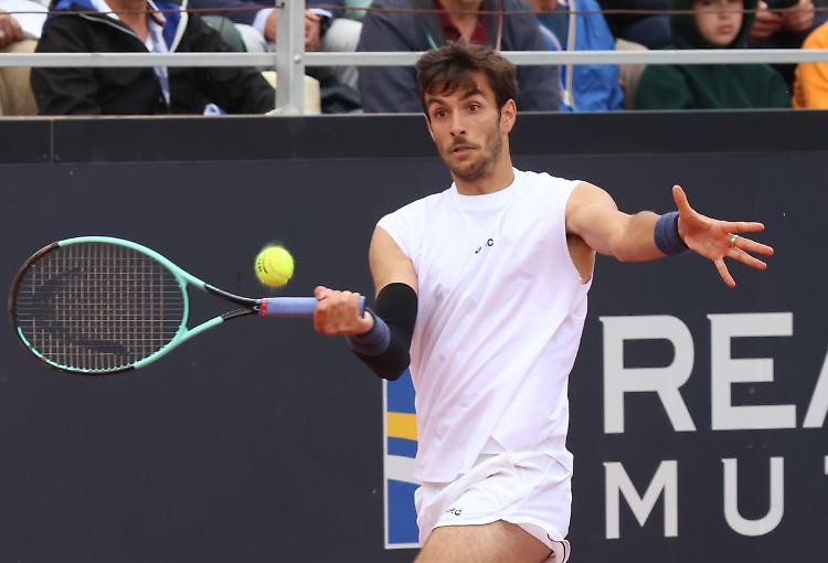 Musetti elimina Medvedev e raggiunge i quarti a Roma