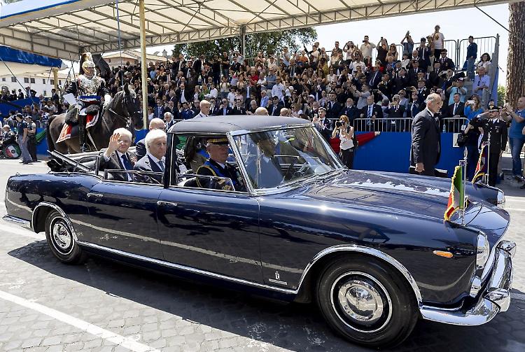 2 Giugno, la Lancia Flaminia Presidenziale accompagna Mattarella