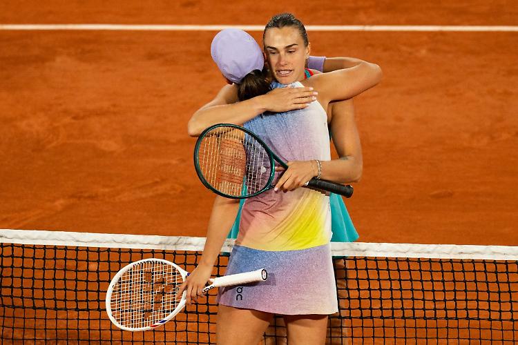 Swiatek gi&ugrave; dal trono, a Parigi sar&agrave; finale Sabalenka-Gauff
