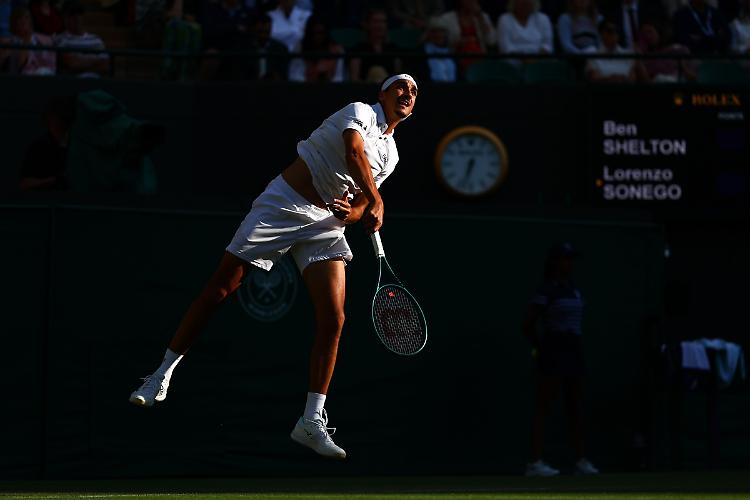 Sonego eliminato a Wimbledon, ai quarti va Shelton