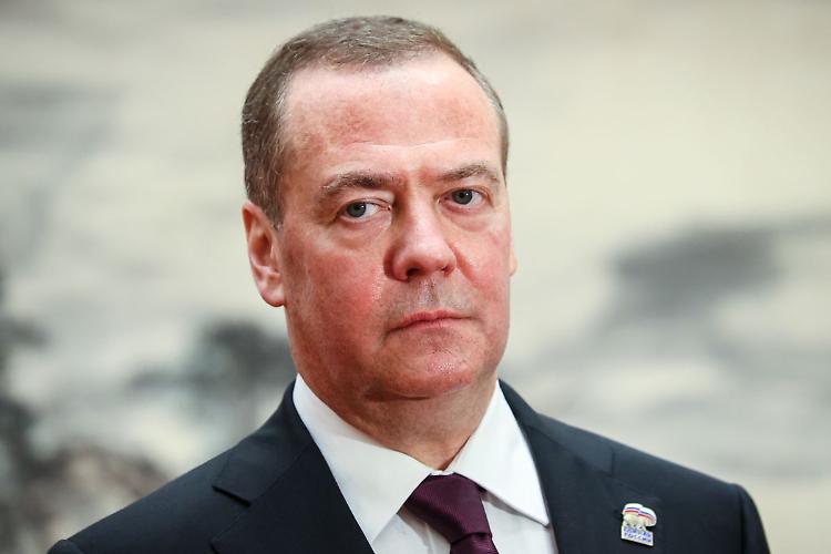 Medvedev "Ultimatum Trump? Teatrale"