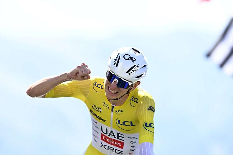 Pogacar vince la cronoscalata e consolida la maglia gialla al Tour