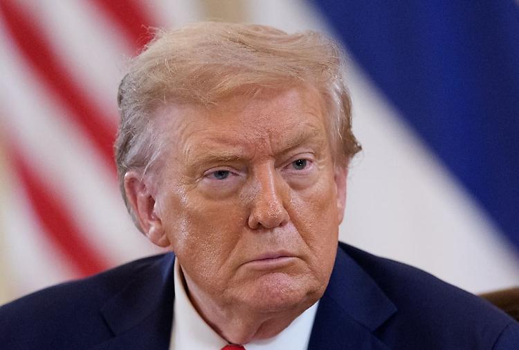 Trump "Preferirei non essere presente a incontro Putin-Zelensky"