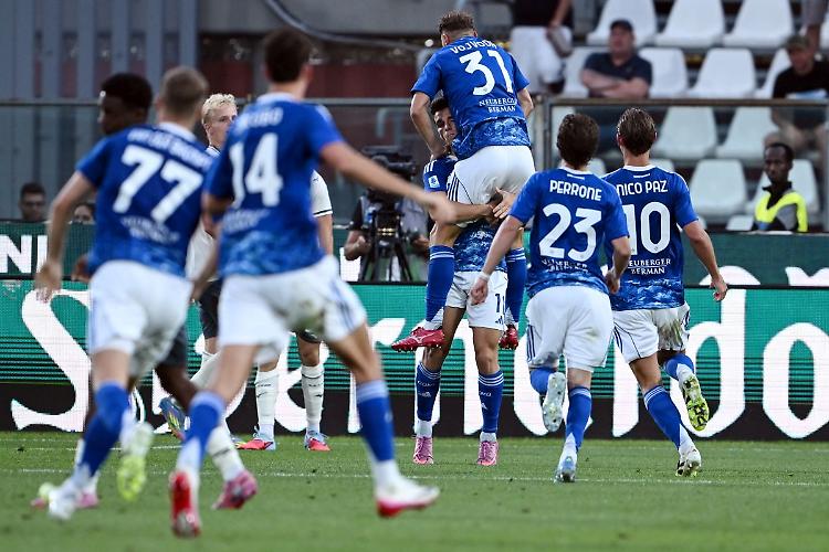 Como-Lazio 2-0 con Douvikas e Paz, "prima" con spiegazione arbitro