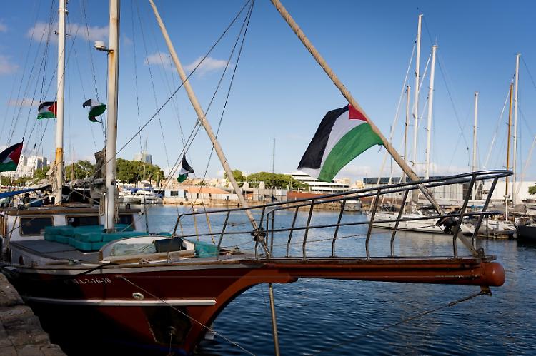 Salpata da Barcellona e Genova la Global Sumud Flotilla per aiuti a Gaza