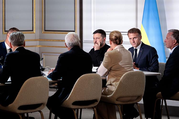 Zelensky vede Volenterosi a Parigi "Stiamo dando concretezza a garanzie"