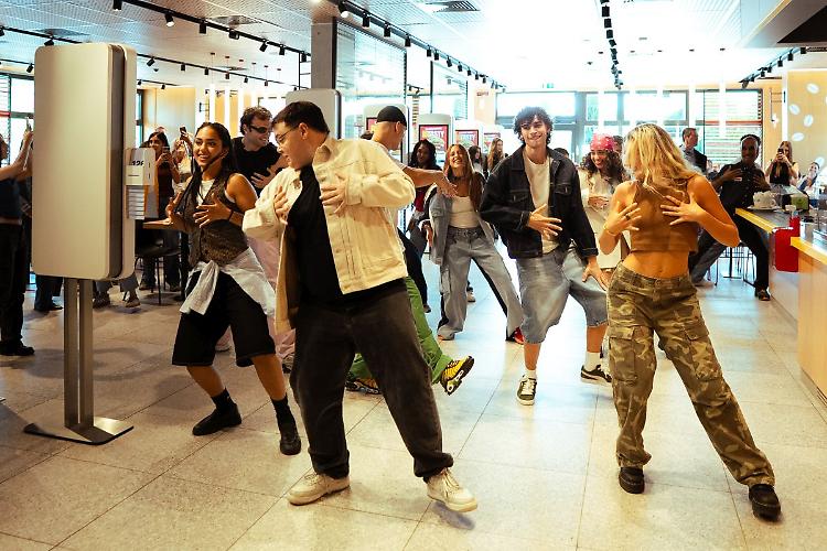 McDonald's, la "Salvaeuro Wallet Dance" contagia i ristoranti d'Italia