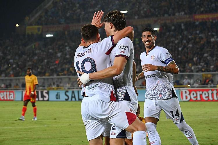 Cagliari corsaro a Lecce, Belotti torna al gol con una doppietta
