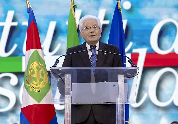 Mattarella "Social possono essere armi, bullismo va contrastato"