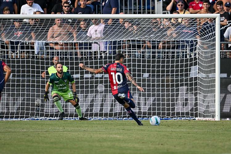 Poker al Frosinone, Cagliari agli ottavi di Coppa con il Napoli