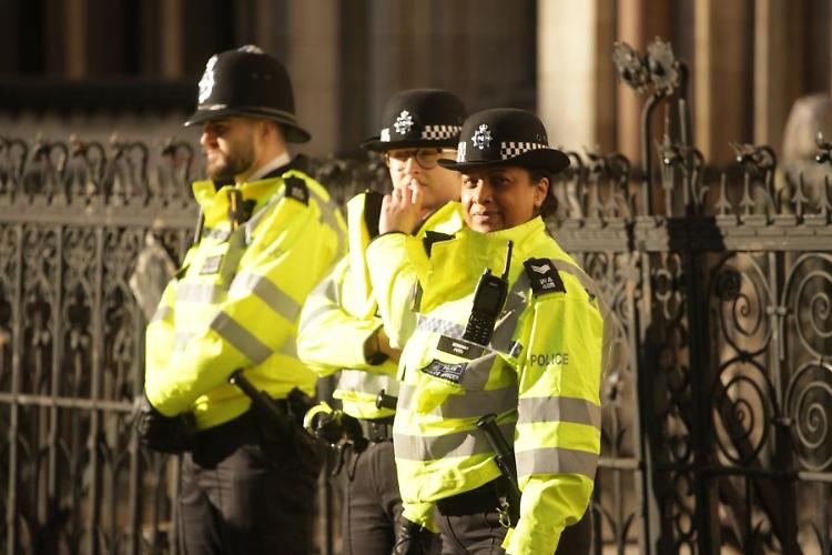 Attacco a sinagoga di Manchester, 4 feriti. Colpito l'attentatore