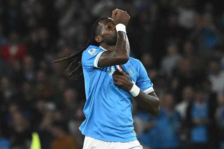 Il Napoli batte in rimonta il Genoa, 2-1 al Maradona