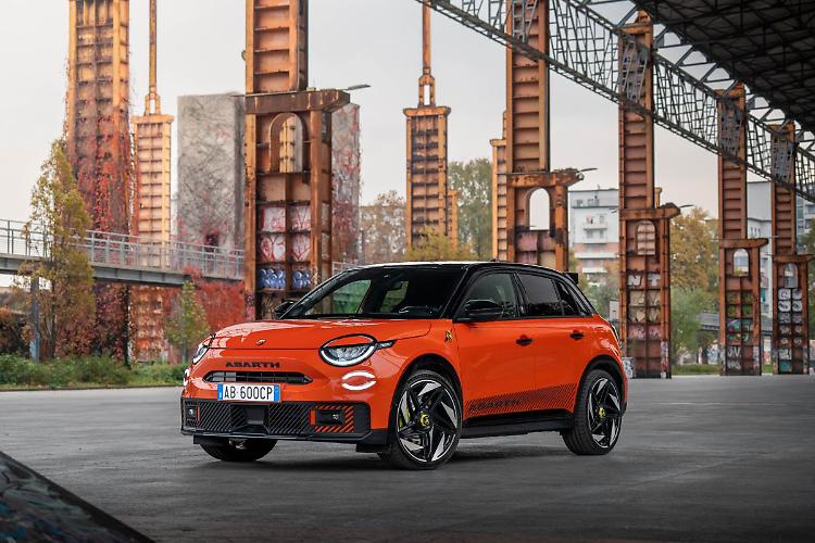 Nuova serie speciale Abarth 600e Competizione Edizione Milano Cortina