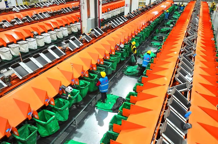 Cina, il settore delle consegne express supera i 180 miliardi di pacchi all'anno