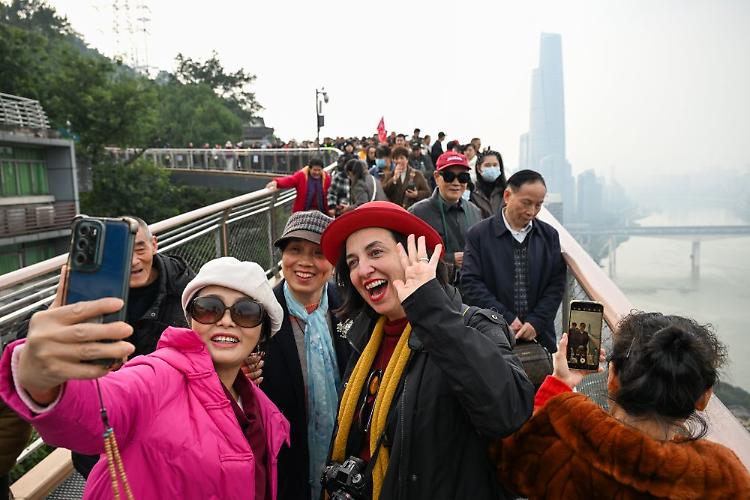 Cina, turisti italiani sperimentano la nuova passerella sospesa di Chongqing