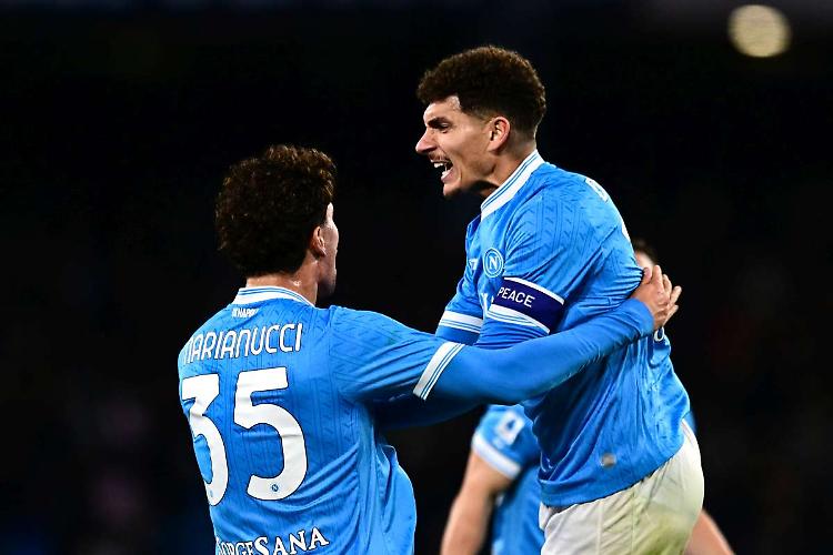 Il Napoli rallenta la corsa scudetto, l'Hellas sfiora il colpaccio