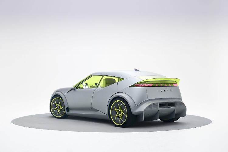 Hyundai IONIQ 3 debutta tra le berline elettriche compatte