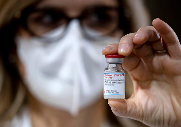 Moderna, vaccino efficace al 100% su adolescenti con 2 dosi