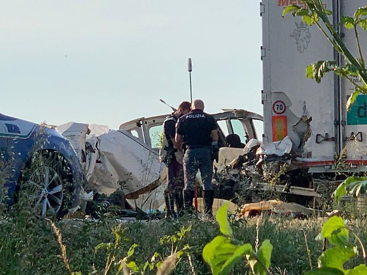 Furgone contro tir lungo la bretella A21-A1, cinque morti