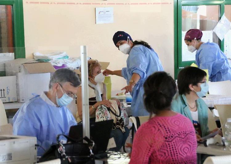 Il vax day dei 60enni conquista gli indecisi