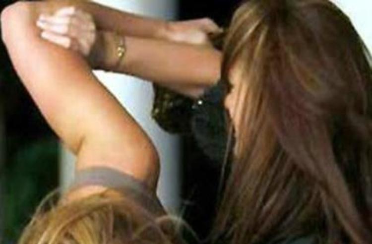 Lite nel locale, ragazza ferita