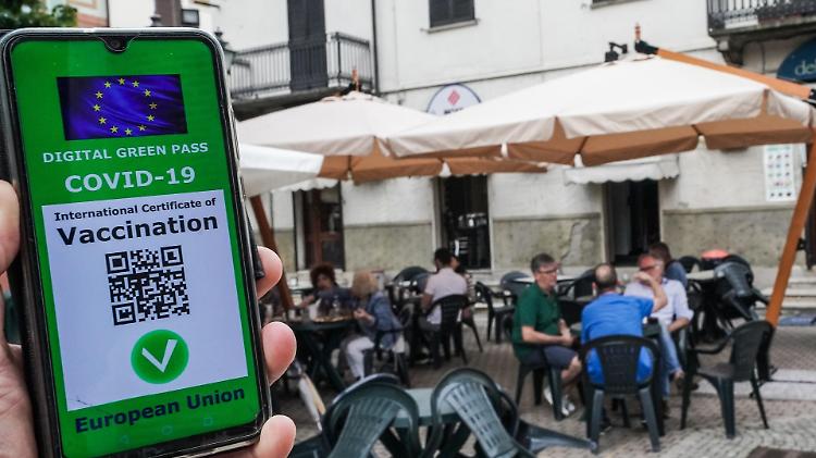 Green pass con una dose per ristoranti al chiuso ed eventi dal 5 agosto