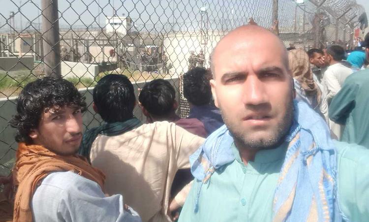 Bloccato a Kabul sotto il tiro dei cecchini: era tornato per salvare moglie e figlio