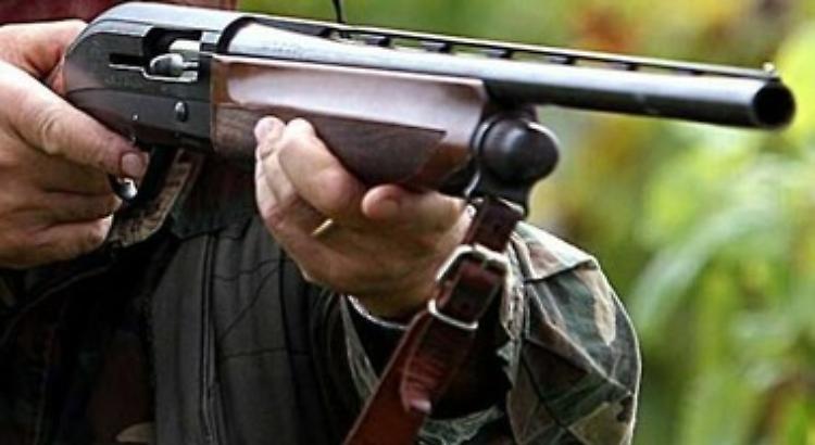 Punta il fucile a un ragazzo: denunciato cacciatore 82enne