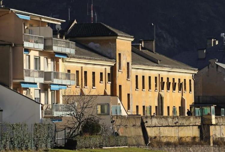 Sparito da vent'anni, torna per accoltellare il fratello