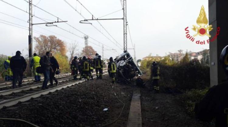 Pulmino sui binari urtato dal treno, morto un giovane